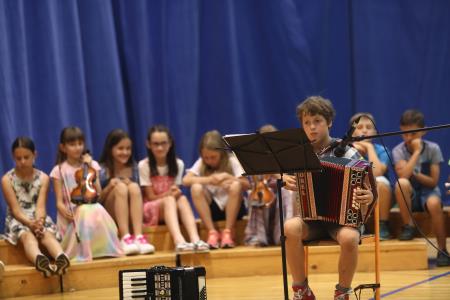 PRIREDITEV OB DNEVU DRŽAVNOSTI IN ZAKLJUČKU ŠOLSKEGA LETA 17 FOTO LJUBO VUKELIČ